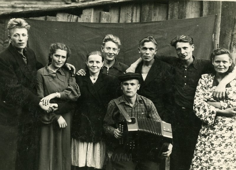 KKE 4510.jpg - Robotnicy uralskiej kopalni. Od lewej stoi Piotr Filipow z małżonką Leonardą, 1954 r.